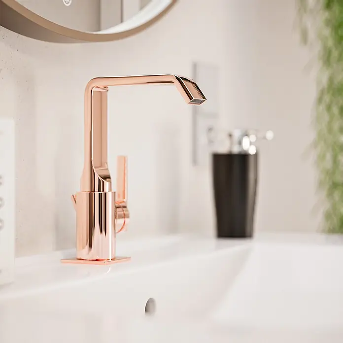VitrA Suit Waschtischarmatur - Kupfer, Glänzend, Mit Zugstange, Höhe: 20,6 cm - Roségoldener moderner Badarmatur auf einem weißen Waschbecken.