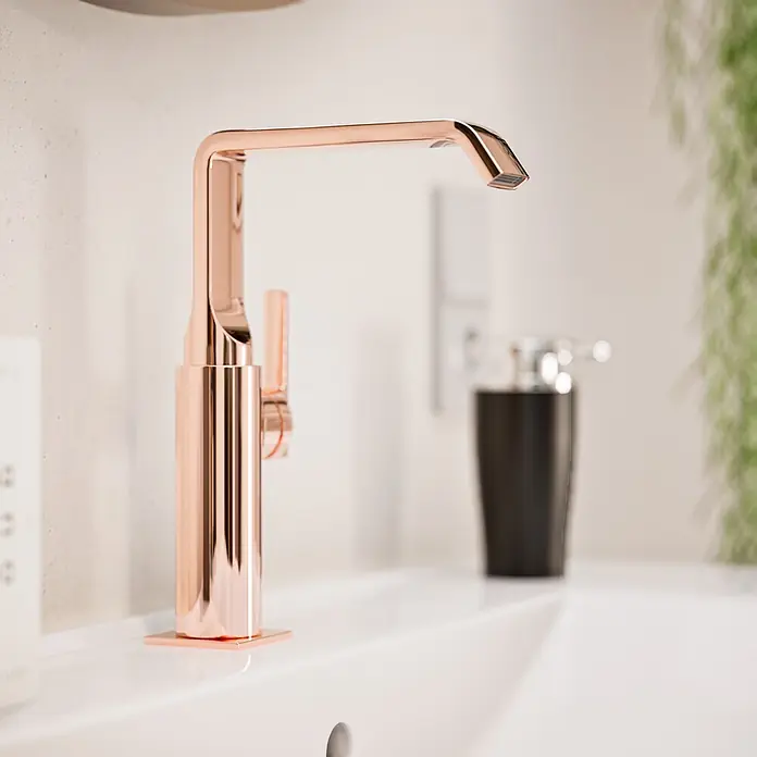 VitrA Suit Waschtischarmatur - Kupfer, Glänzend, Ohne Zugstange, Höhe: 25,7 cm - Roségoldene Badarmatur auf einem weißen Waschbecken.