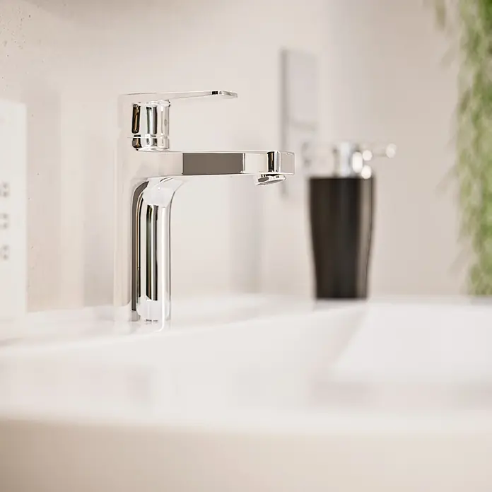 VitrA Flow Square Waschtischarmatur - Chrom, Glänzend, Höhe: 17,6 cm, Ohne Zugstange - Moderner verchromter Wasserhahn auf einem weißen Waschbecken.