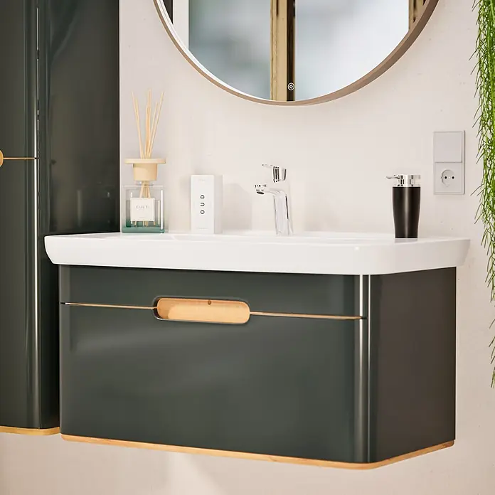 VitrA Flow Round Waschtischarmatur - Höhe: 18 cm, Ausladung Armatur: 115 mm, Chrom, Mit Zugstange - Moderner wandmontierter dunkelgrauer Badunterschrank mit integriertem Waschbecken, Chromarmatur und hellen Holzgriffen und -leisten.