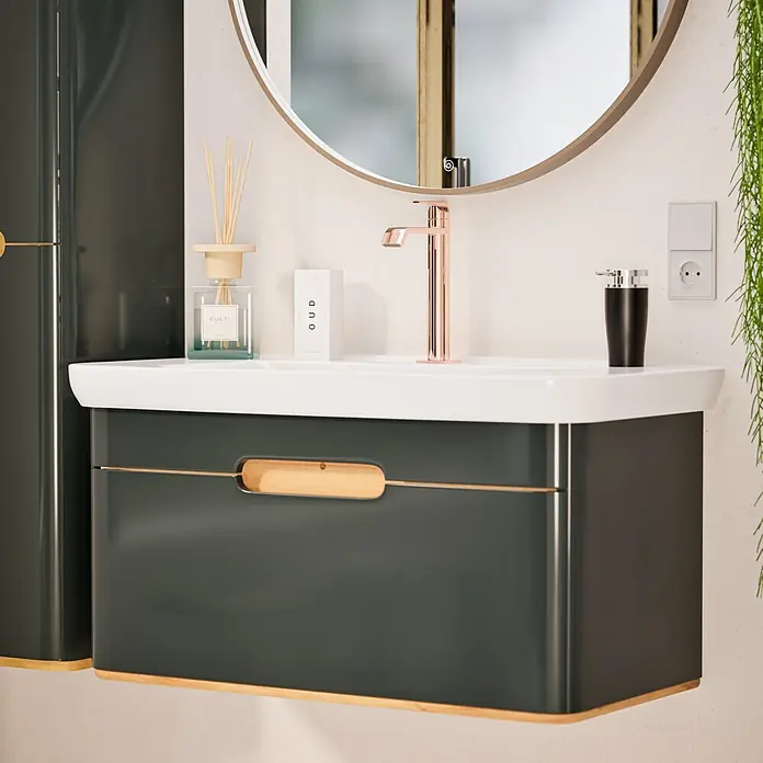 VitrA Suit Waschtischarmatur - Kupfer, Glänzend, Höhe: 26,4 cm - Moderner dunkelgrüner Badunterschrank mit weißem Waschbecken, Roségoldarmatur, rundem Spiegel und Holzdetails.