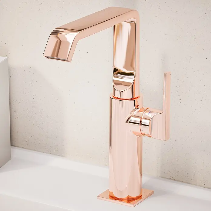 VitrA Suit Waschtischarmatur - Kupfer, Glänzend, Ohne Zugstange, Höhe: 25,7 cm - Moderner roségoldener Wasserhahn auf einer weißen Arbeitsplatte installiert.