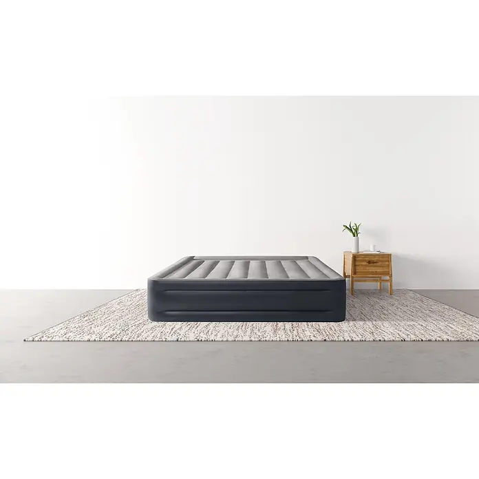 Intex Luftbett Dura-Beam Plus Deluxe Pillow Rest Raised Queen - L x B x H: 203 x 152 x 42 cm, Schwarz/Grau - Dunkelgraue aufblasbare Luftmatratze mit hellgrauer, gerippter Oberseite, auf einem hellen Teppich in einem Raum.