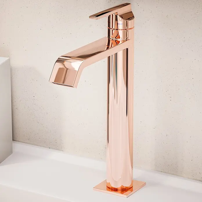 VitrA Suit Waschtischarmatur - Kupfer, Glänzend, Höhe: 26,4 cm - Hoher, polierter Wasserhahn in Roségold auf weißer Arbeitsplatte.