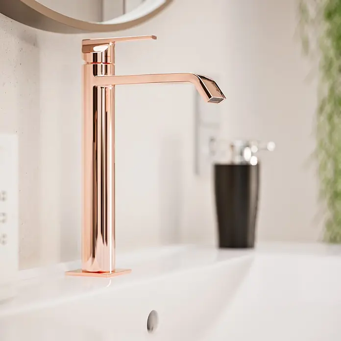 VitrA Suit Waschtischarmatur - Kupfer, Glänzend, Höhe: 26,4 cm - Hoher, moderner Wasserhahn in Roségold in einem weißen Waschbecken.