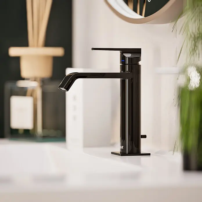 VitrA Suit Waschtischarmatur - Schwarz, Glänzend, Höhe: 19 cm - Glänzende schwarze moderne Armatur mit flachem Auslauf und integriertem Hebel, auf einer weißen Waschtischoberfläche montiert.