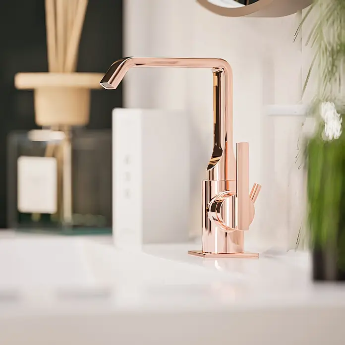 VitrA Suit Waschtischarmatur - Kupfer, Glänzend, Mit Zugstange, Höhe: 20,6 cm - Roségoldener Wasserhahn auf einem weißen Waschbecken im Badezimmer, modernes Design.