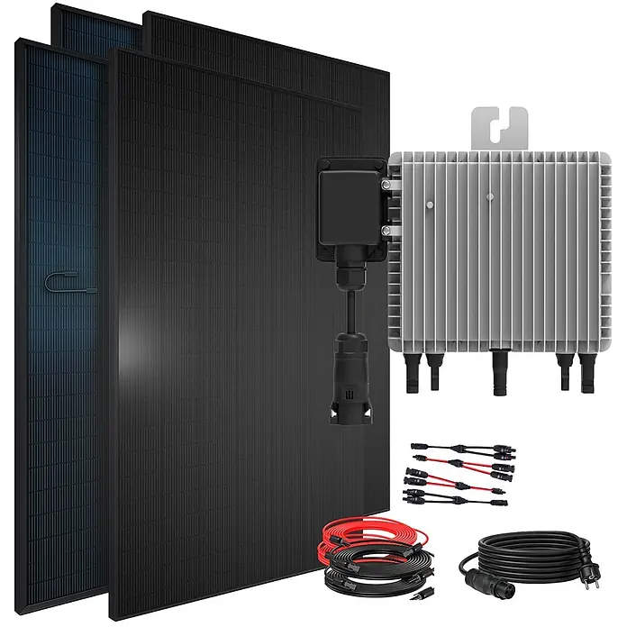 Sunniva Balkonkraftwerk-Set 1840 / 800 Watt mit DEYE Wechselrichter - Nennleistung: 800 W, L x B x H: 1.762 x 1.134 x 30 mm - Solarmodul-Set mit drei schwarzen Modulen, einem grauen Wechselrichter und roten/schwarzen Kabeln/Steckern.