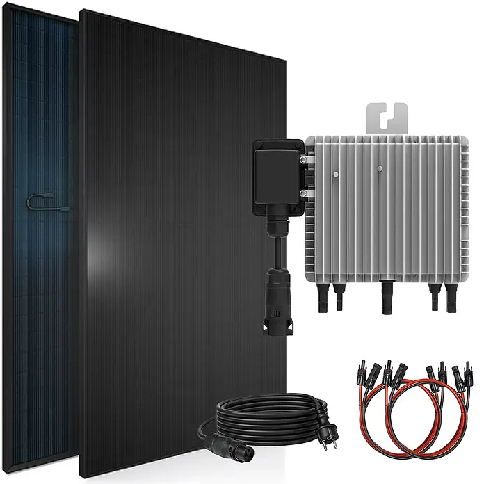 Sunniva Balkonkraftwerk-Set 920 / 800 Watt mit DEYE Wechselrichter - Nennleistung: 800 W - Schwarze Solarmodule, ein grauer Mikrowechselrichter, ein Stromkabel und MC4-Solarverlängerungskabel.