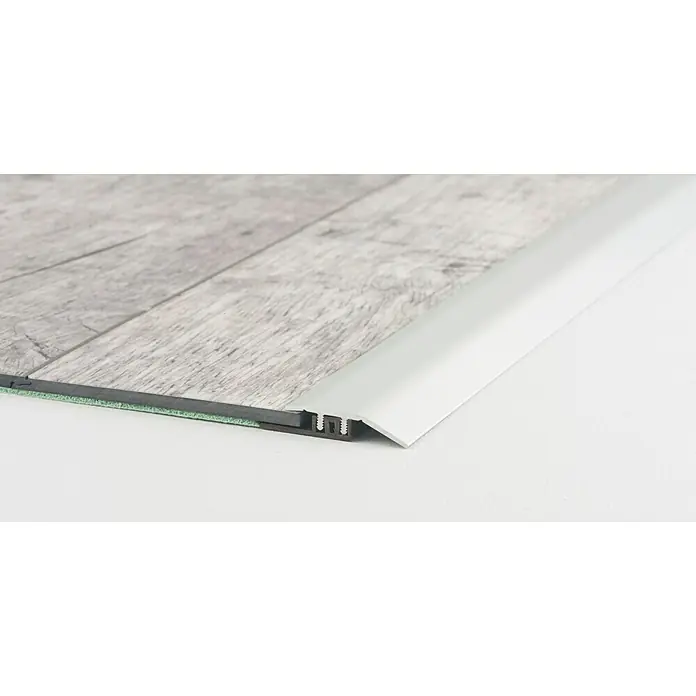 LOGOCLIC Anpassprofil 323 - Silber, 0,9 m x 34 mm, Montageart: Stecken - Produktbild einer weißen Übergangsleiste für Bodenbeläge, die eine saubere und elegante Verbindung zwischen verschiedenen Bodenarten schafft.