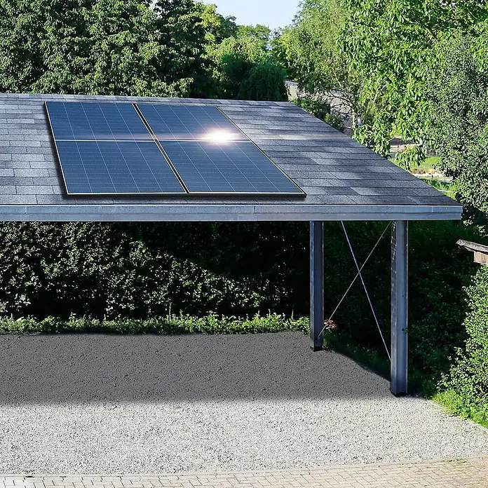 Sunniva Balkonkraftwerk-Set 1840 / 800 Watt mit AP Systems Wechselrichter - Nennleistung: 800 W, L x B x H: 1.762 x 1.134 x 30 mm - Vier dunkle Solarmodule auf einem grauen Schindeldach eines Carports, mit Bäumen im Hintergrund.