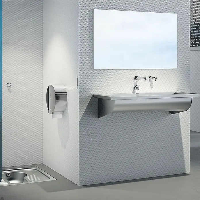 Delabie Doppelwaschtisch Delabie Waschrinne CANAL L.1200 o. Hl. Ablauf rechts Edst. 1.4301 sat - Hahnloch: Ohne, Ohne Überlauf, Edelstahl - Öffentliche Toilette mit Edelstahl-Waschbecken, Spiegel, Papierhandtuchspender und Bodenausguss.