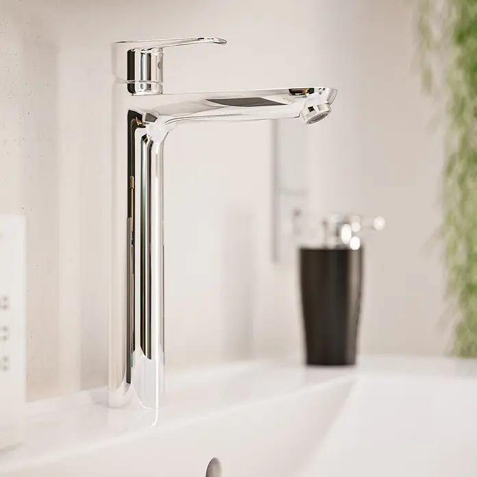 VitrA Flow Soft Waschtischarmatur - Höhe: 29,3 cm, Ohne Zugstange, Chrom - Moderner, polierter Chrom-Wasserhahn auf einem weißen Waschbecken.