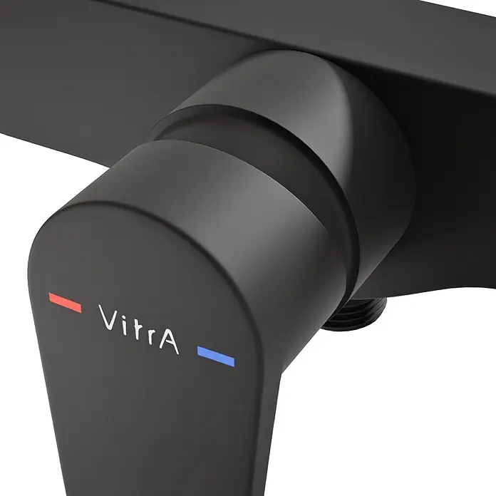 VitrA Flow Square Brausearmatur - Ausladung: 12,7 cm, Schwarz, Matt - Matter schwarzer VitrA Wasserhahnhebel mit roten und blauen Temperaturanzeigen.
