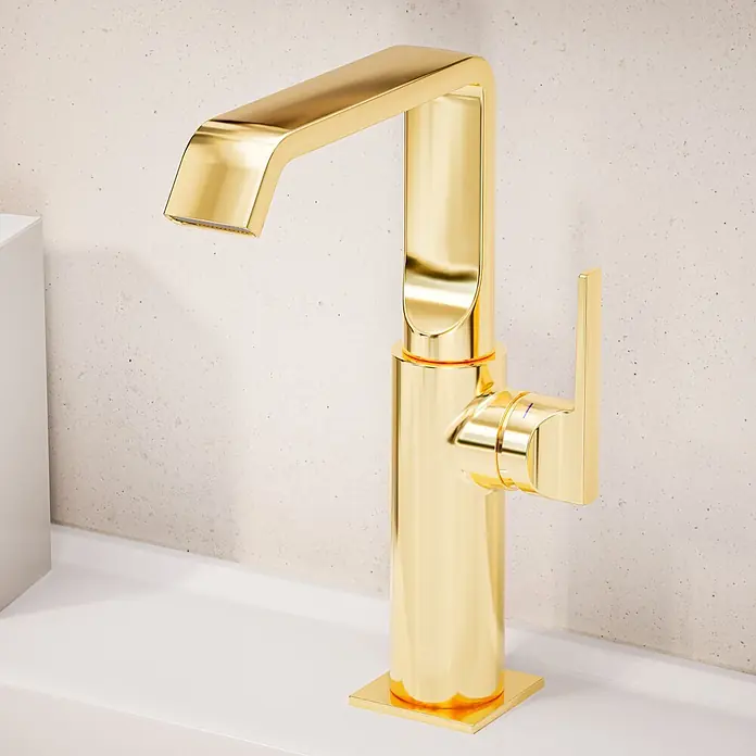 VitrA Suit Waschtischarmatur - Gold, Glänzend, Ohne Zugstange, Höhe: 25,7 cm - Moderner Wasserhahn aus poliertem Gold mit Hebelgriff, auf weißer Oberfläche montiert.