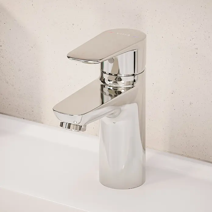 VitrA Flow Soft Waschtischarmatur - Chrom, Höhe: 15 cm, Ohne Zugstange - Moderner Chrom-Wasserhahn in elegantem Design, auf einem weißen Waschbecken installiert.