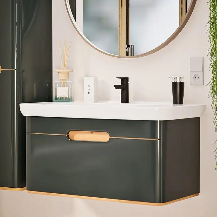 VitrA Flow Soft Waschtischarmatur - Schwarz, Höhe: 15 cm, Ohne Zugstange - Moderner dunkelgrauer Badunterschrank mit integriertem weißen Waschbecken und schwarzem Wasserhahn, mit Holzdetails.