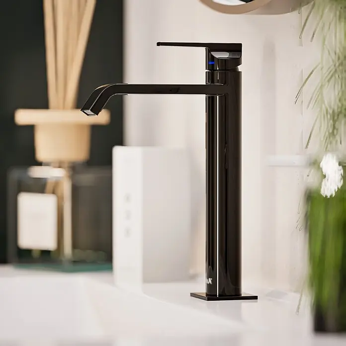VitrA Suit Waschtischarmatur - Schwarz, Glänzend, Höhe: 26,4 cm - Moderner, hoher schwarzer Wasserhahn mit glänzender Oberfläche und blauer Leuchtanzeige, auf einem weißen Waschbecken installiert.