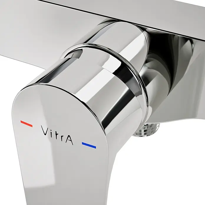 VitrA Flow Soft Brausearmatur - Ausladung: 12,7 cm, Chom, Glänzend - Nahaufnahme eines verchromten VitrA Mischbatteriegriffs mit roten und blauen Temperaturanzeigen.