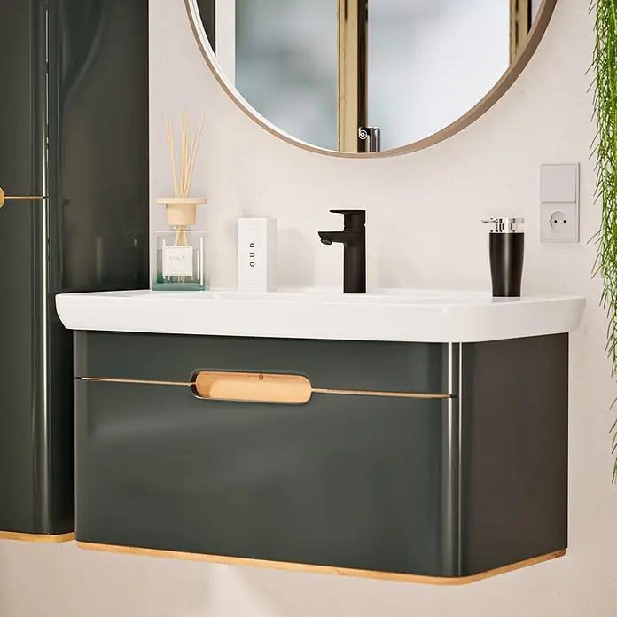 VitrA Flow Soft Waschtischarmatur - Schwarz, Höhe: 17 cm, Ohne Zugstange - Moderner dunkelgrüner Badezimmer-Waschtisch mit integriertem weißen Waschbecken, schwarzem Wasserhahn und rundem Spiegel mit Messingrahmen.