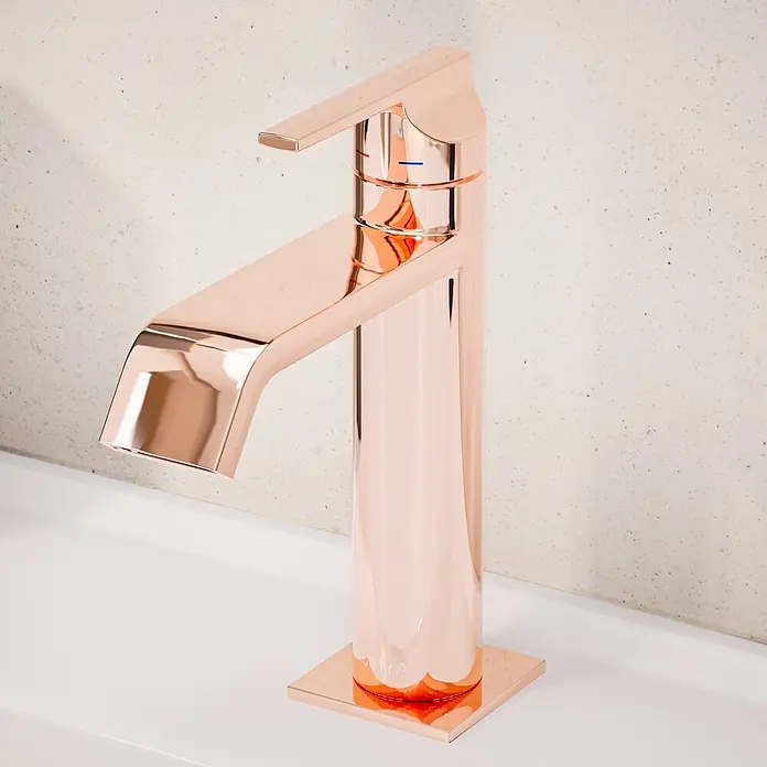 VitrA Suit Waschtischarmatur - Kupfer, Glänzend, Höhe: 19 cm - Moderner Einhebelmischer in Roségold auf einem weißen Waschbecken.