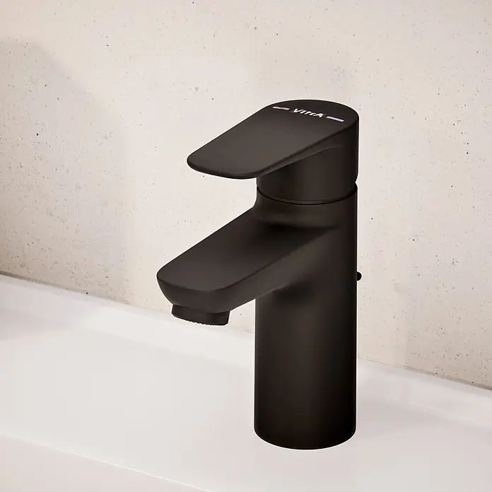 VitrA Flow Soft Waschtischarmatur - Schwarz, Höhe: 15 cm, Mit Zugstange - Mattschwarze VitrA Einhebelarmatur mit roten und blauen Temperaturanzeigen, auf einem Waschbecken.