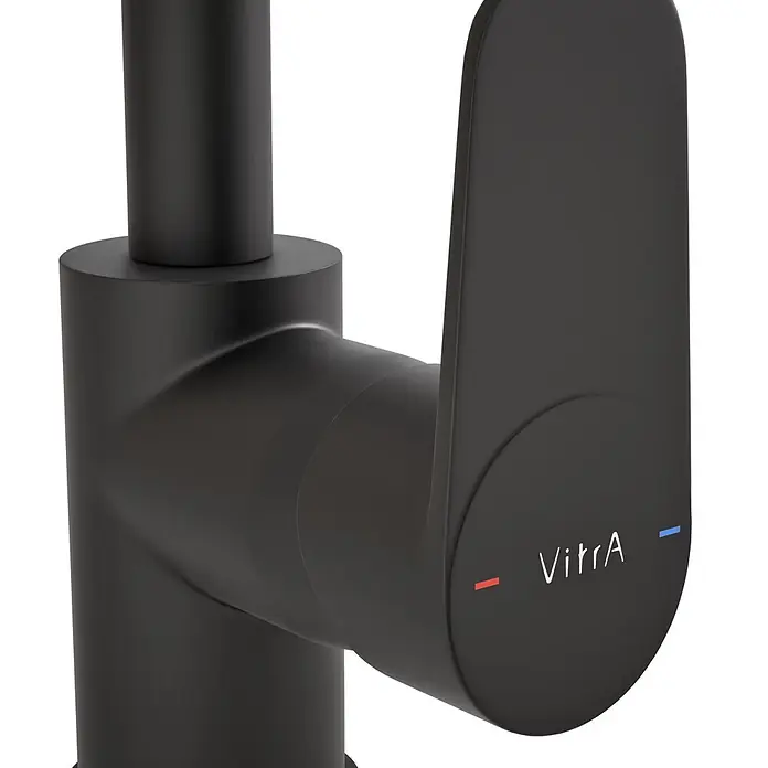 VitrA Flow Soft Spültischarmatur - Schwarz, Matt - Matt schwarze, moderne Armatur mit integriertem Hebelgriff, VitrA-Branding und roten/blauen Warm-/Kaltwasseranzeigen.