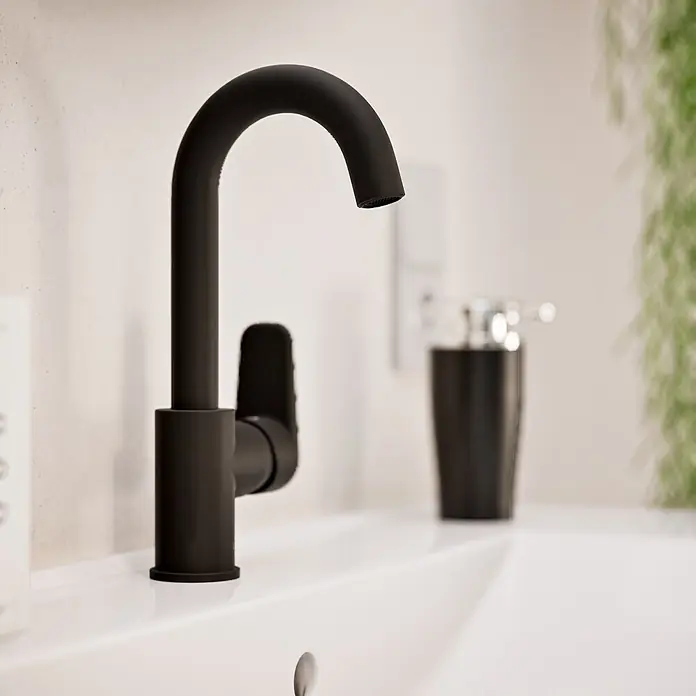 VitrA Flow Soft Waschtischarmatur - Schwarz, Matt, Höhe: 28 cm - Mattschwarze Armatur in einem modernen Waschbecken.