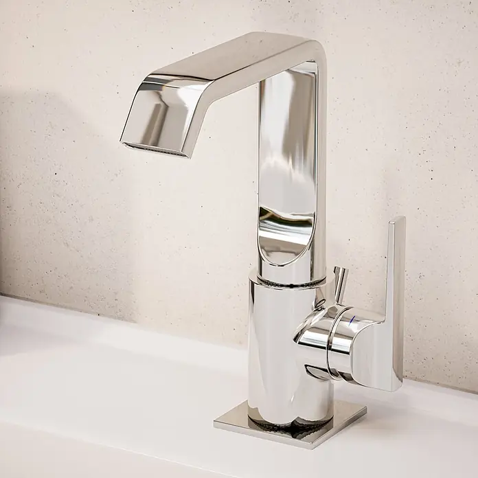 VitrA Suit Waschtischarmatur - Chrom, Glänzend, Mit Zugstange, Höhe: 20,6 cm - Ein eleganter, polierter Chrom-Badarmatur mit flachem, quadratischem Auslauf und einem Hebelgriff, stehend auf einer weißen Oberfläche.