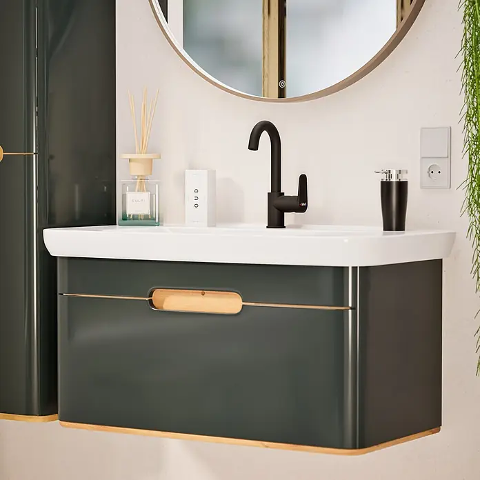 VitrA Flow Soft Waschtischarmatur - Schwarz, Matt, Höhe: 28 cm - Wandmontierter Waschtisch in Anthrazit mit weißem Becken, Holzgriff, schwarzem Wasserhahn und rundem Spiegel.