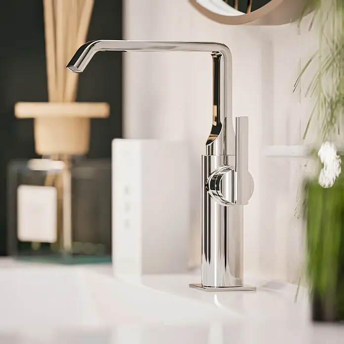 VitrA Suit Waschtischarmatur - Chrom, Glänzend, Ohne Zugstange, Höhe: 25,7 cm - Polierter Chrom-Wasserhahn mit modernem Design und Hebelgriff, auf einem weißen Waschbecken installiert.