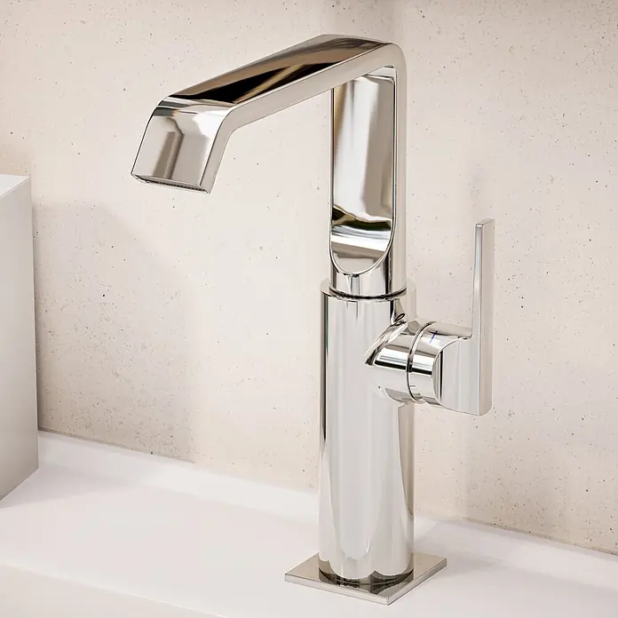VitrA Suit Waschtischarmatur - Chrom, Glänzend, Ohne Zugstange, Höhe: 25,7 cm - Polierter Chrom-Wasserfallhahn mit Einhebelmischer, montiert auf einer weißen Arbeitsplatte vor einer hellen strukturierten Wand.