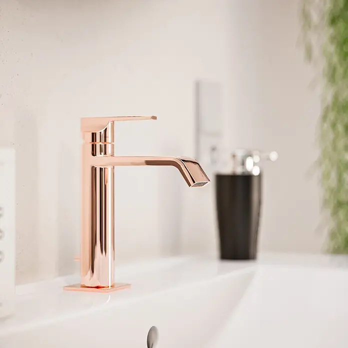 VitrA Suit Waschtischarmatur - Kupfer, Glänzend, Höhe: 19 cm - Roségoldener Wasserhahn auf einem weißen Waschbecken im Badezimmer.