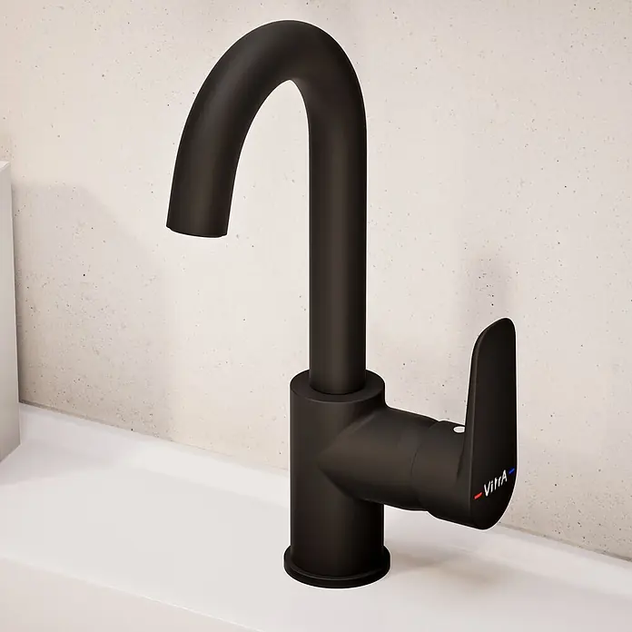 VitrA Flow Soft Waschtischarmatur - Schwarz, Matt, Höhe: 28 cm - Moderner, matt schwarzer Vitra Wasserhahn mit hohem Auslauf und Einhebelgriff, auf weißer Arbeitsplatte.