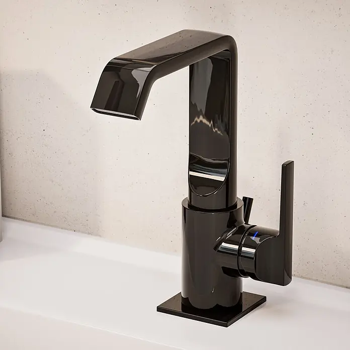 VitrA Suit Waschtischarmatur - Schwarz, Glänzend, Mit Zugstange, Höhe: 20,6 cm - Moderner, glänzend schwarzer Wasserhahn mit flachem Auslauf und Hebelgriff, auf einer weißen Oberfläche vor einer strukturierten Wand.