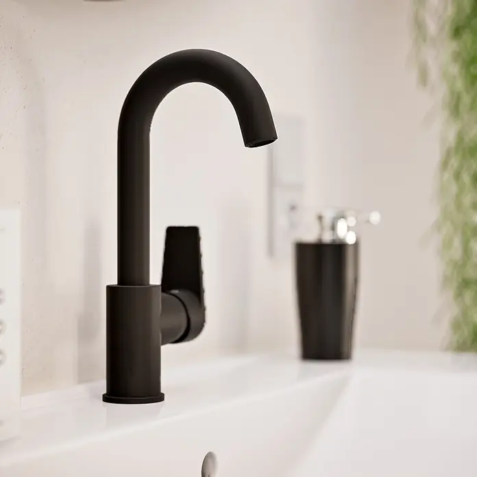 VitrA Flow Square Waschtischarmatur - Schwarz, Matt, Höhe: 28 cm - Mattschwarzer Badarmatur in einem weißen Waschbecken installiert.