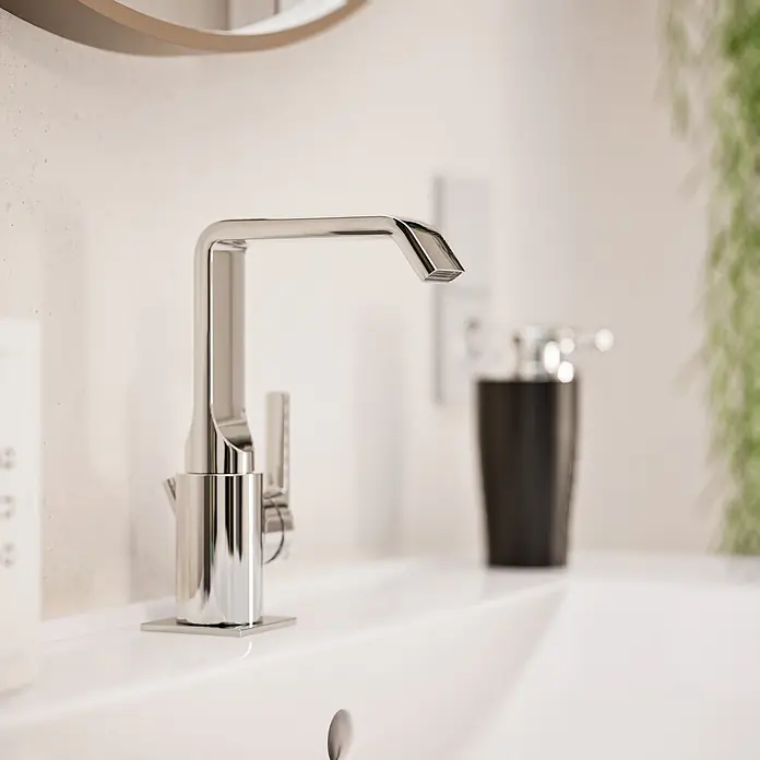 VitrA Suit Waschtischarmatur - Chrom, Glänzend, Mit Zugstange, Höhe: 20,6 cm - Armatur aus poliertem Chrom mit elegantem quadratischem Auslauf, auf einem weißen Waschbecken installiert.