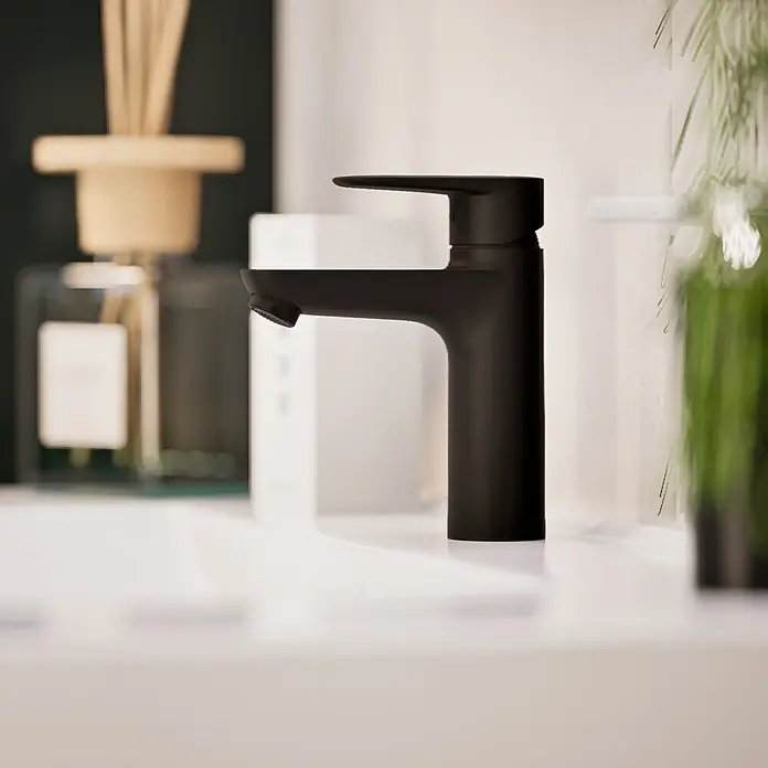 VitrA Flow Soft Waschtischarmatur - Schwarz, Höhe: 17 cm, Ohne Zugstange - Mattschwarze Einhebelarmatur auf einem weißen Waschbecken im modernen Bad.