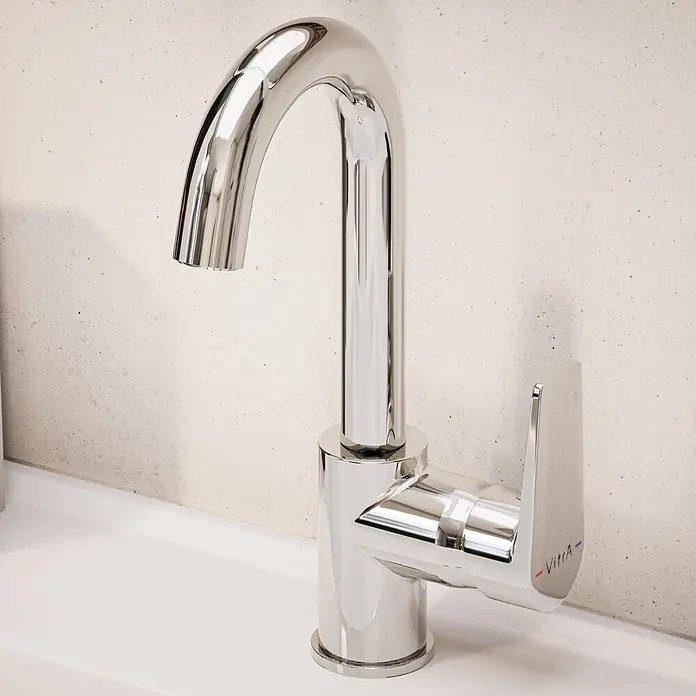 VitrA Flow Square Waschtischarmatur - Chrom, Glänzend, Höhe: 28 cm - Verchromte Einhebelarmatur mit gebogenem Auslauf und flachem Griff, auf weißem Waschbecken.