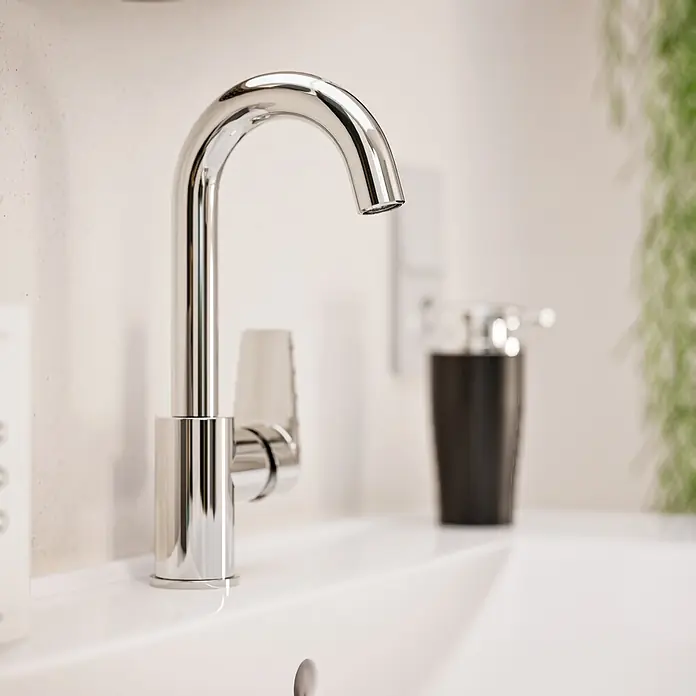VitrA Flow Square Waschtischarmatur - Chrom, Glänzend, Höhe: 28 cm - Polierter Chromwasserhahn mit geschwungenem Design auf einem weißen Waschbecken.