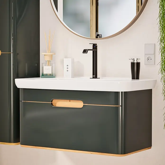 VitrA Suit Waschtischarmatur - Schwarz, Glänzend, Höhe: 26,4 cm - Moderner Badezimmerschrank mit dunkelgrauem Korpus, Holzgriff und weißem Waschtisch.