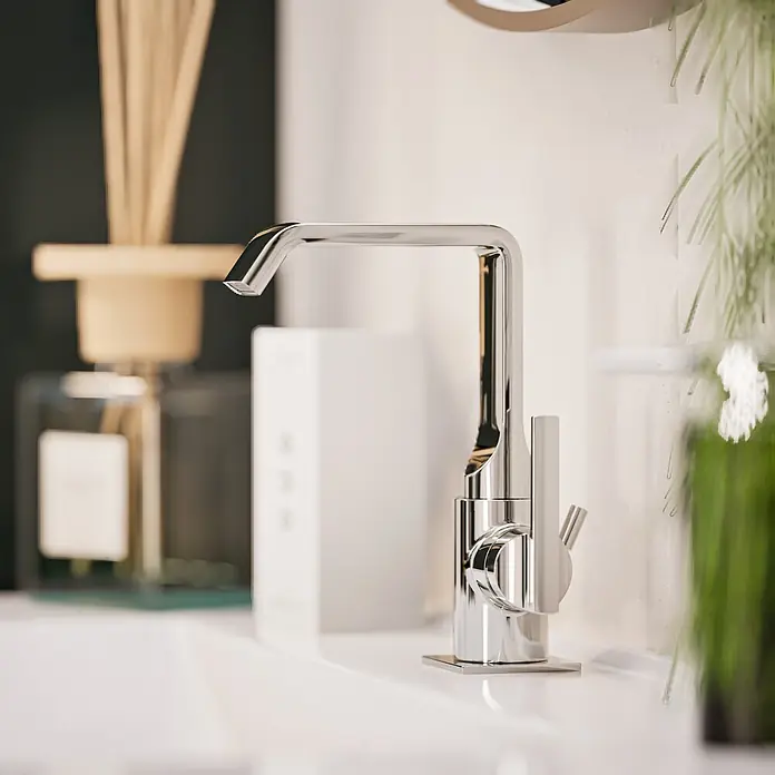 VitrA Suit Waschtischarmatur - Chrom, Glänzend, Mit Zugstange, Höhe: 20,6 cm - Ein moderner, polierter Chrom-Wasserhahn auf einer weißen Arbeitsplatte, mit verschwommenem Hintergrund.