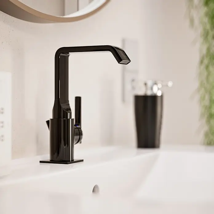 VitrA Suit Waschtischarmatur - Schwarz, Glänzend, Mit Zugstange, Höhe: 20,6 cm - Ein moderner schwarzer Wasserhahn in einem weißen Waschbecken.