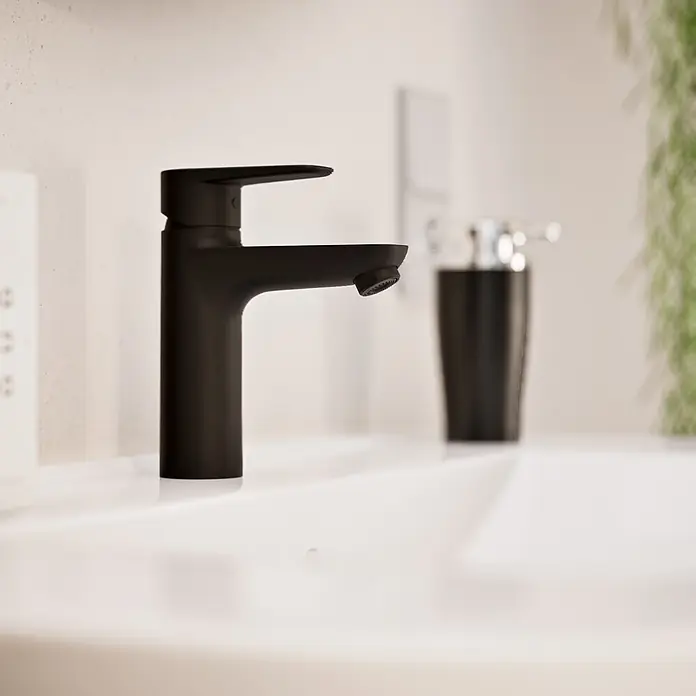 VitrA Flow Soft Waschtischarmatur - Schwarz, Höhe: 17 cm, Ohne Zugstange - Matt schwarzer Wasserhahn in einem weißen Waschbecken.