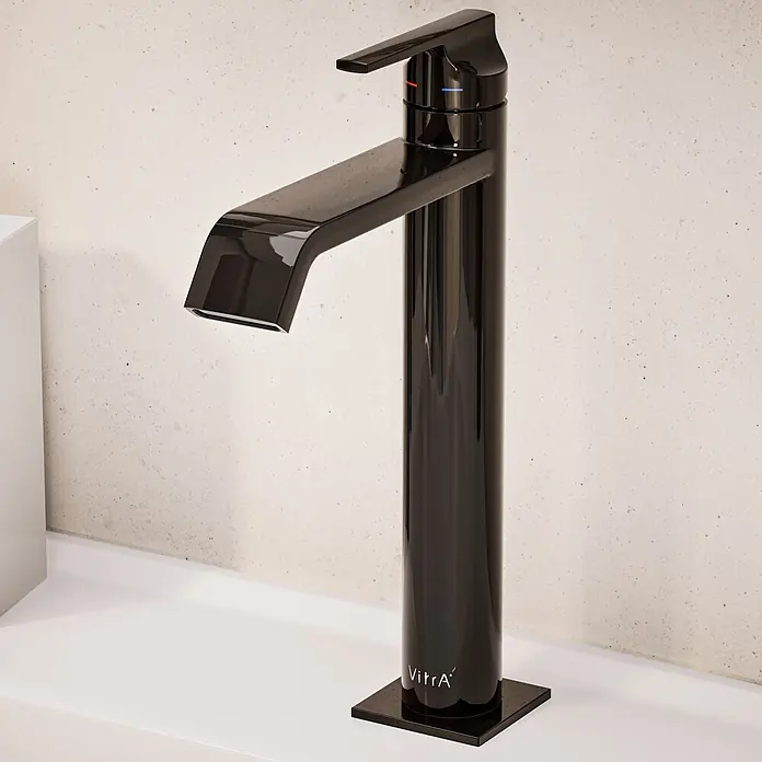 VitrA Suit Waschtischarmatur - Schwarz, Glänzend, Höhe: 26,4 cm - Hoher, glänzendschwarzer VitrA Waschtischmischer mit flachem Auslauf, quadratischem Sockel und rot/blau-Indikatoren.