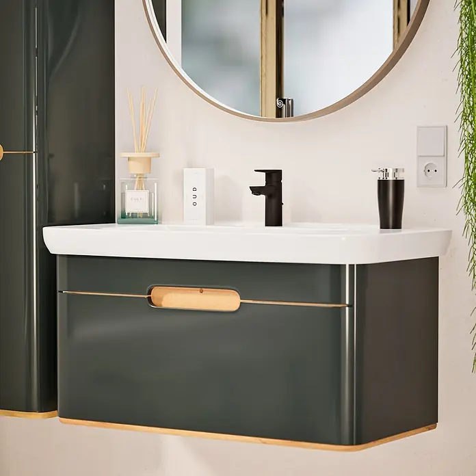 VitrA Flow Soft Waschtischarmatur - Schwarz, Höhe: 15 cm, Mit Zugstange - Moderner anthrazitgrauer Badezimmerschrank mit Holzleisten, integriertem Waschbecken, schwarzem Wasserhahn und rundem Spiegel.