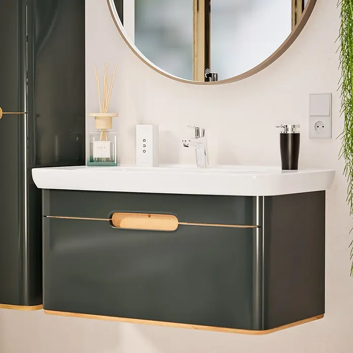 VitrA Flow Round Waschtischarmatur - Höhe: 15 cm, Ausladung Armatur: 114 mm, Chrom, Mit Zugstange - Dunkelgrauer Badezimmerschrank mit integriertem weißen Waschbecken, Holzgriff und Holzsockel in modernem Bad.