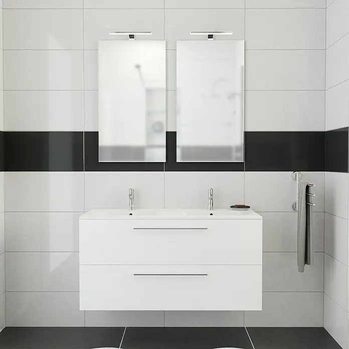 Camargue Espacio Badmöbel-Set K1 - 120 cm, Mira - Ein schickes Badezimmer-Interieur mit einem modernen, weißen Doppelwaschtisch mit Schubladen und zwei rechteckigen Spiegeln mit Beleuchtung.