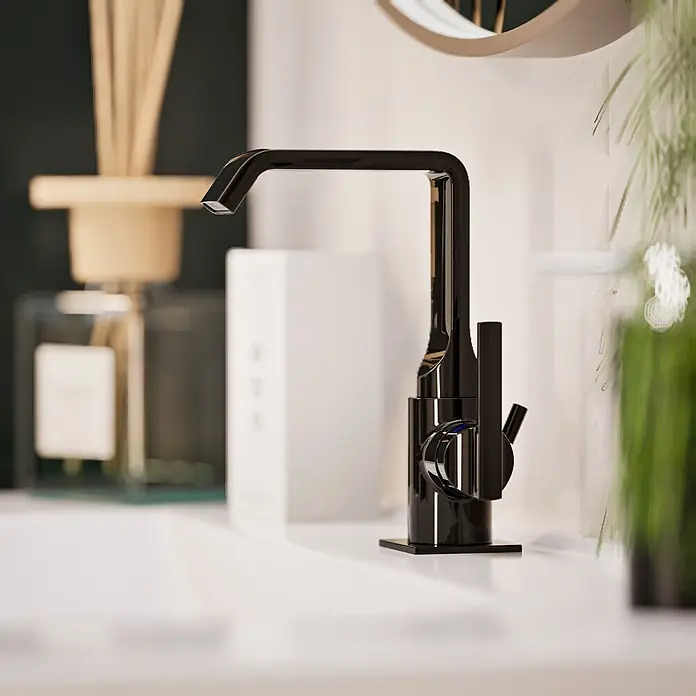 VitrA Suit Waschtischarmatur - Schwarz, Glänzend, Mit Zugstange, Höhe: 20,6 cm - Moderner schwarzer Badarmatur mit quadratischem Design auf einem weißen Waschbecken.