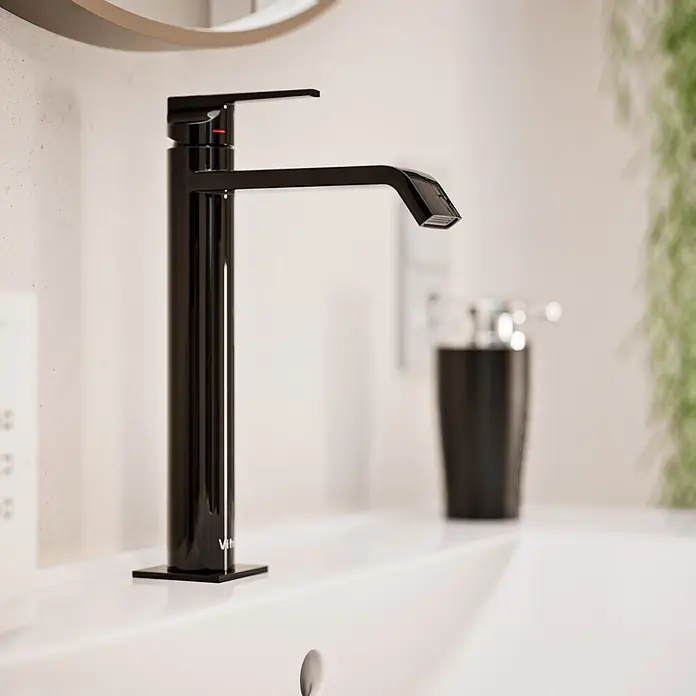 VitrA Suit Waschtischarmatur - Schwarz, Glänzend, Höhe: 26,4 cm - Hoher, schwarzer, moderner Badarmatur mit rechteckigem Auslauf, auf einem weißen Waschbecken montiert.